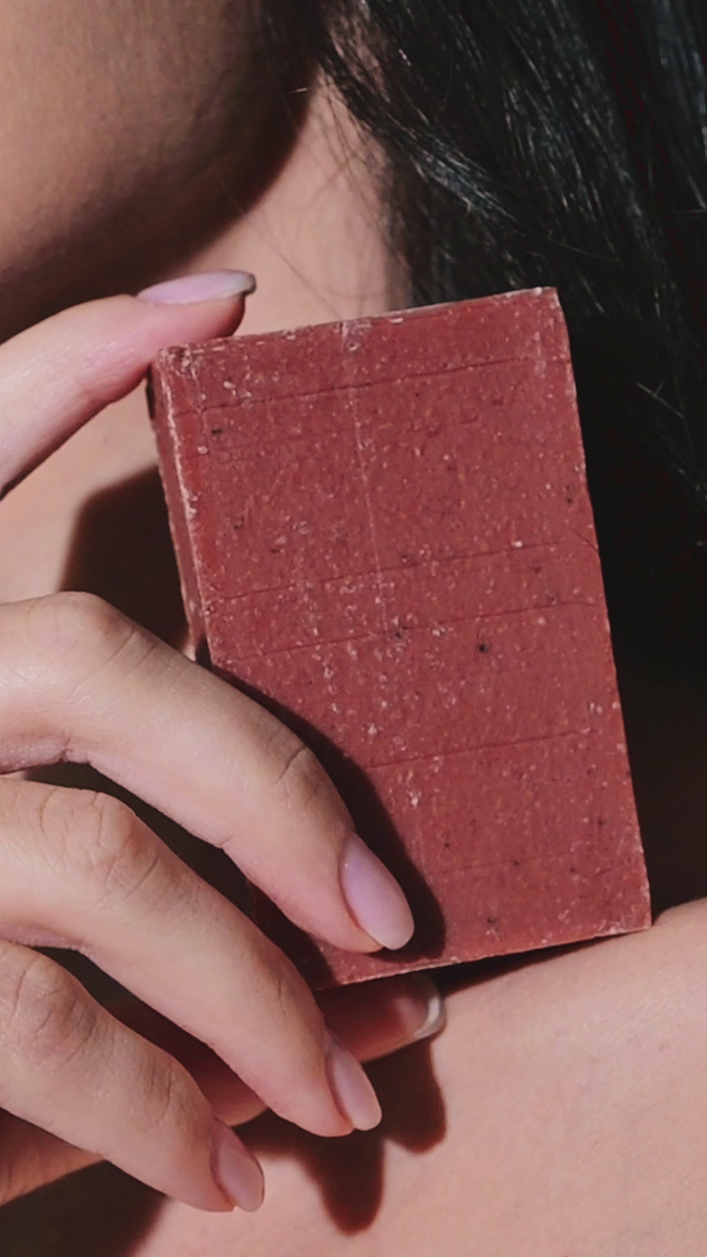 Wenjulan Whole Body Care Sensitive Skin Cleansing Soap with Kaolin Clay bar product usage video with model
